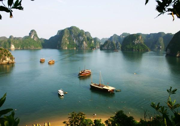 welcome meeting which takes place at 17:00. If you are arriving overnight, your guide will relay this information to you in the morning. Overnight - Hanoi Day 2 : Junk boat cruising Hanoi Halong Bay.