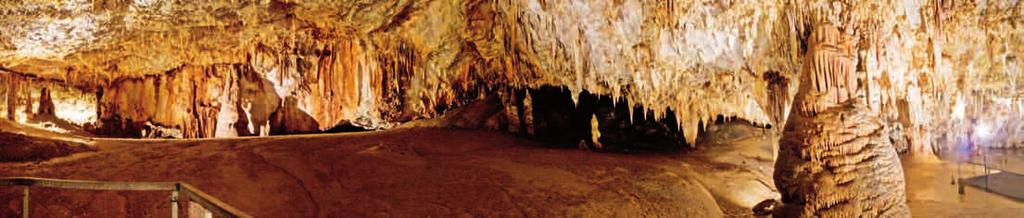 La Cueva de Pozalagua se encuentra en Peñas de Ranero, dentro del Parque Natural de Armañon, en el municipio de Karrantza Harana, comarca de Las Encartaciones, la más occidental del Territorio