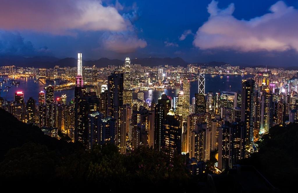 Hong Kong Interweaves well the culture from the West and the traditions of the East, you will find iconic skyscrapers surrounding a colonial heritage
