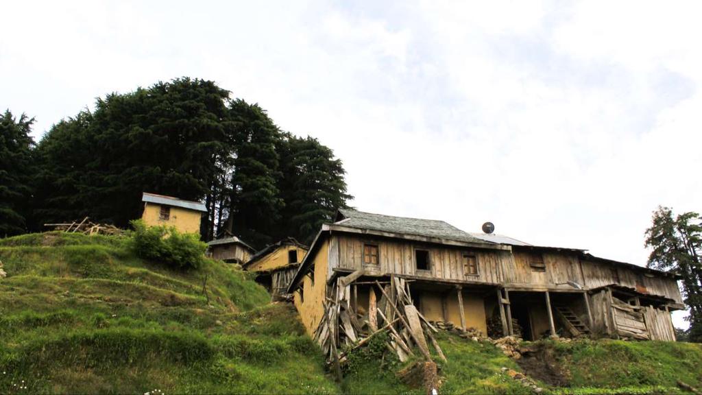 The Himalayan Huts People in High Altitude Himalayan Villages Stay in Wooden