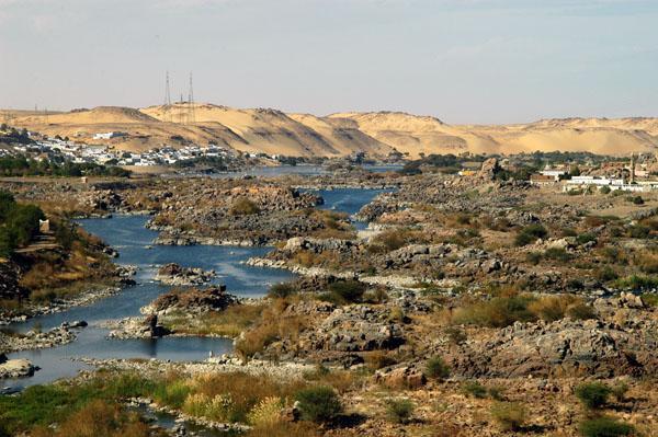 Location & physical features The Nile goes through rocky, hilly land south of Egypt.