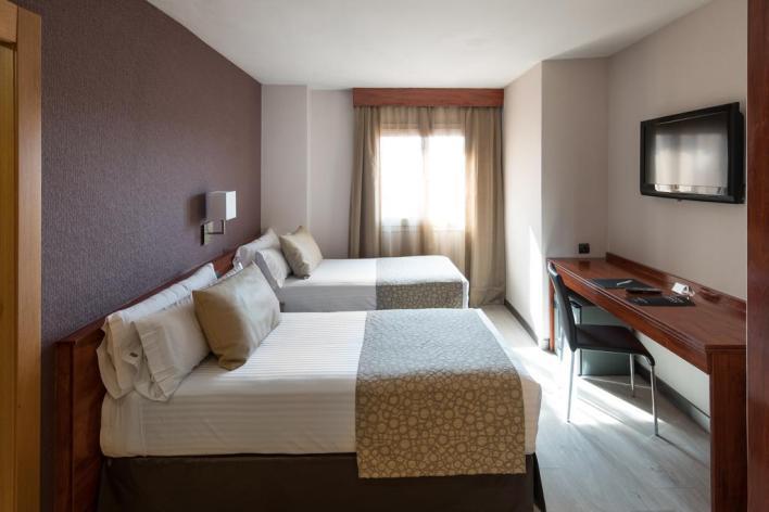 Each air-conditioned room comes with a satellite TV and a fully equipped bathroom with a hairdryer.