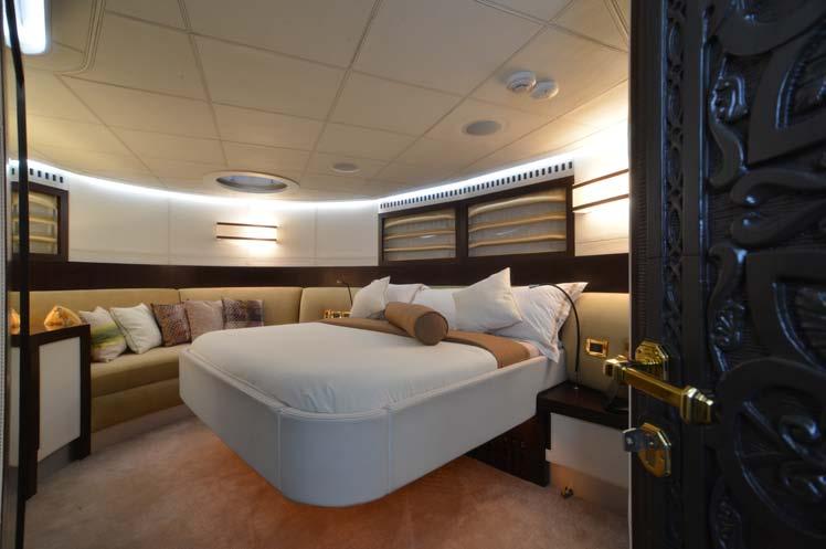 Master Cabin Located amidships, the generous, full-beam master suite