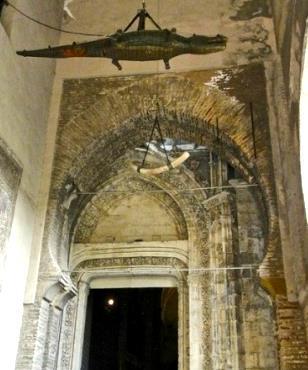 Vrata Guštera - Puerta del Lagarto Također se nalaze u Dvorištu naranča, a ime su dobila zbog krokodila koji visi sa stropa.