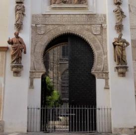 Slika 26. Vrata Praštanja - Puerta del Perdón i primjer potkovastog luka [11] 4.5.