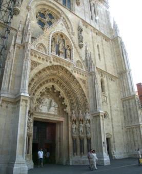 6. Zagrebačka katedrala Katedrala Uznesenja Blažene Djevice Marije visoka je 105 metara i naša najznačajnija gotička građevina.