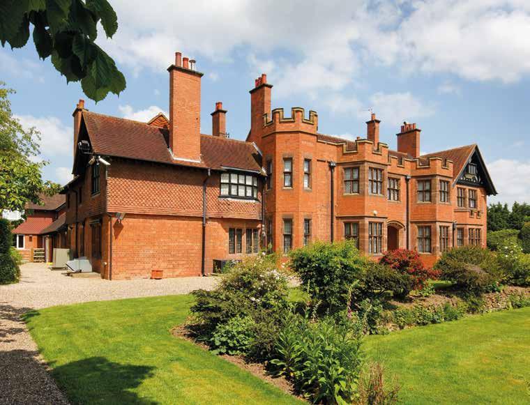 USE USE The Manor House The Manor House is a magnificent and imposing fully restored 6/7 bedroom Victorian manor house of 7,720 sq ft, constructed in 1899 and situated in formal gardens.