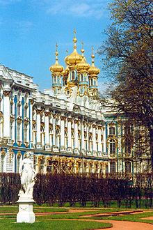 The tour of the Palace usually begins in Peter the Great s Oak Study and continues with Crown Room, Blue Guest Room, Divan Room, Partridge Room, Portrait Hall, White Dinning Room and ends at