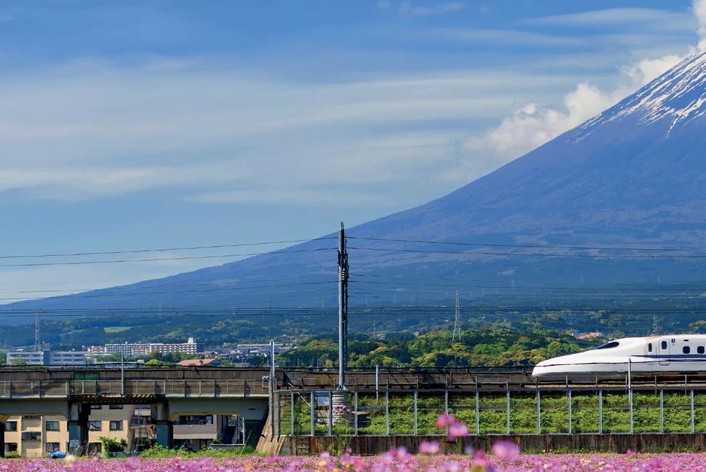 Realising the potential A closer look Parallels between Japanese high speed rail and HS2 Japan s Tōkaidō Shinkansen, the world s first high speed rail line, revolutionised transport and