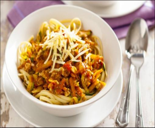 Chicken and vegetable bolognaise - a twist on the traditional - from the Heart Foundation 1 tablespoon olive oil 3 garlic cloves,