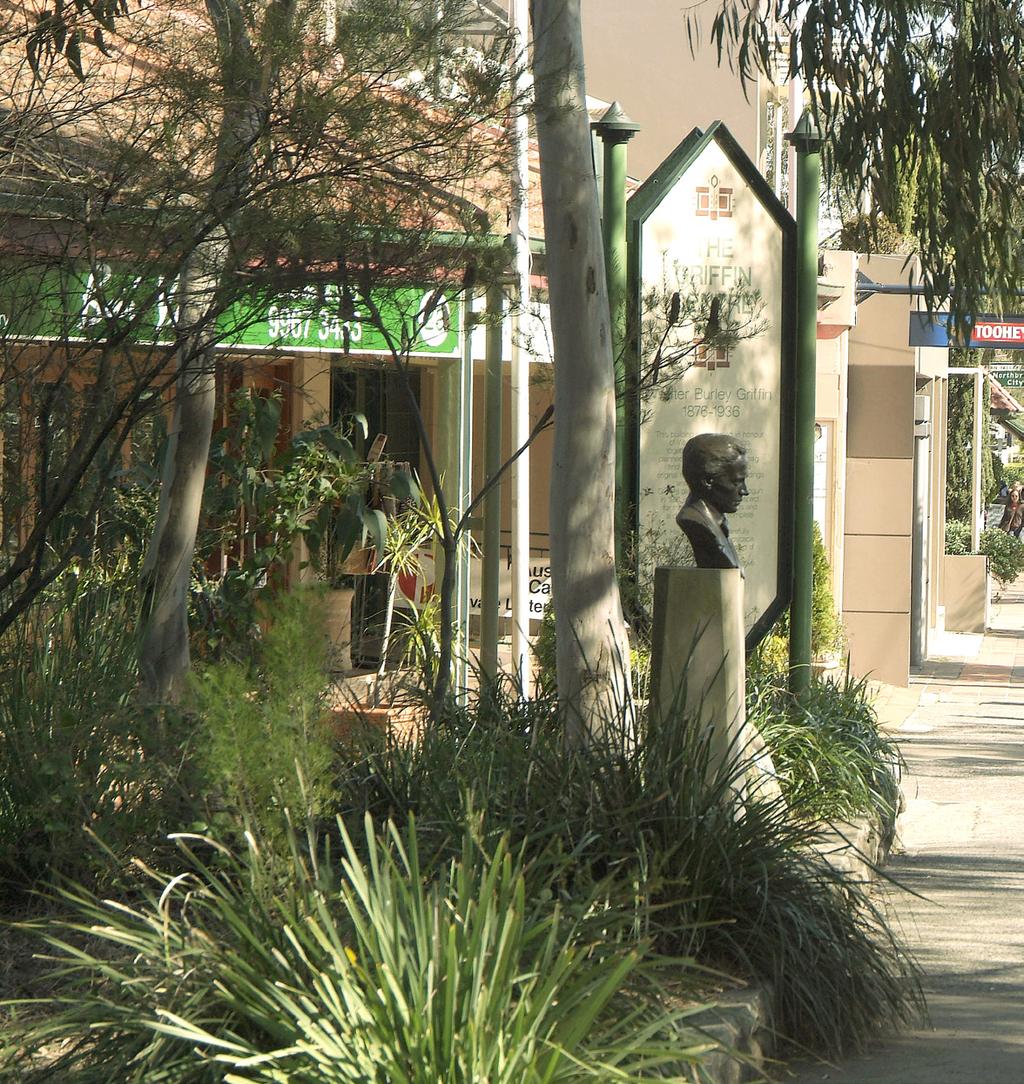 24 Castlecrag is categorised as a small village and has a B1 Neighbourhood Centre zoning. The centre is surrounded by low and medium density residential uses.