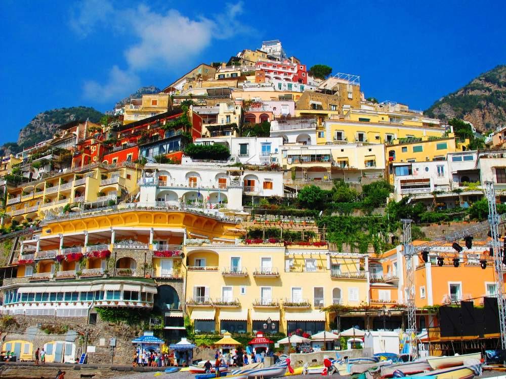 Enjoy lunch, with wine, in Amalfi followed by a tour of the