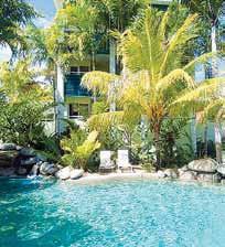 9 7 Davidson Street, Port Douglas Pay Wi-Fi (public areas) Pool (heated) Spa Barbecue area Parking (undercover) Air-conditioning Fan Balcony Barbecue Kitchen with microwave and dishwasher CD/DVD