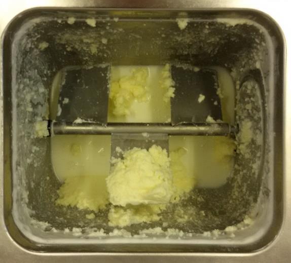 Proizvedeni maslac je gnječen kako bi se iz njega uklonila suvišna voda i zrak između pojedinih zrna