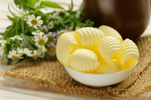 1. Uvod U ovom diplomskom radu istraživan je utjecaj procesnih parametara (temperature) i dodataka na prinos i kakvoću maslaca. Pojava maslaca seže daleko u povijest.