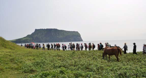 Halla in Jeju has flora and fauna of both temperate and tropical varieties. Located at the center of Northeast Asia, Jeju is connecting the continent and the Pacific Ocean.