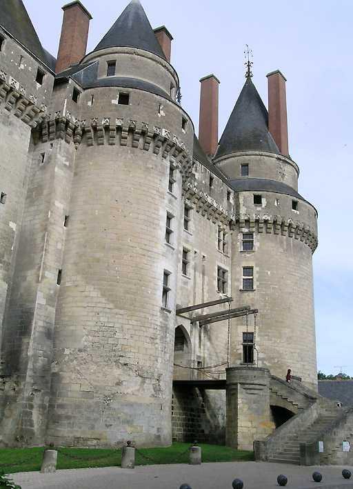 After driving along the Loire you will cross an isolated bridge in order to reach Langeais, one of the oldest towns in the Touraine region, which is overlooked by its imposing castle.