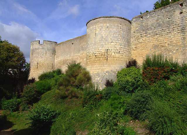 You will then continue you stroll along the riverbank to admire the Montsoreau castle, an ancient stronghold built on the Loire riverbanks and modified during the XV century.