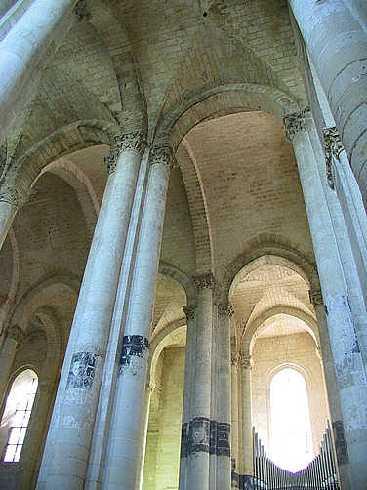 tive churches, St Pierre and N.D. de Nantilly. You will then follow the Loire River s banks and reach Cunault.