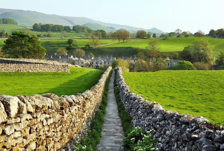 Walk along the riverside, woodland and moorland paths and enjoy local produce in the excellent restaurants Grassington A bustling cobbled
