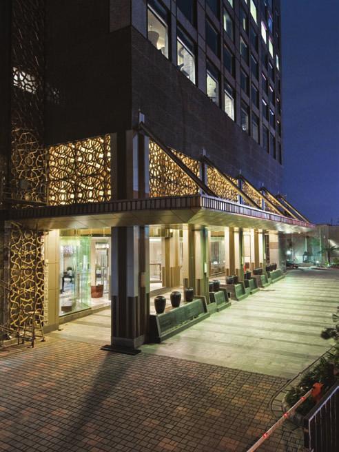 ABOVE: Hilton Chennai is a new venture for owners Empee Group TOP RIGHT: The all-daydining restaurant Vasco s makes use of marble in countertops and columns, as well as carved wood and dark mirrored