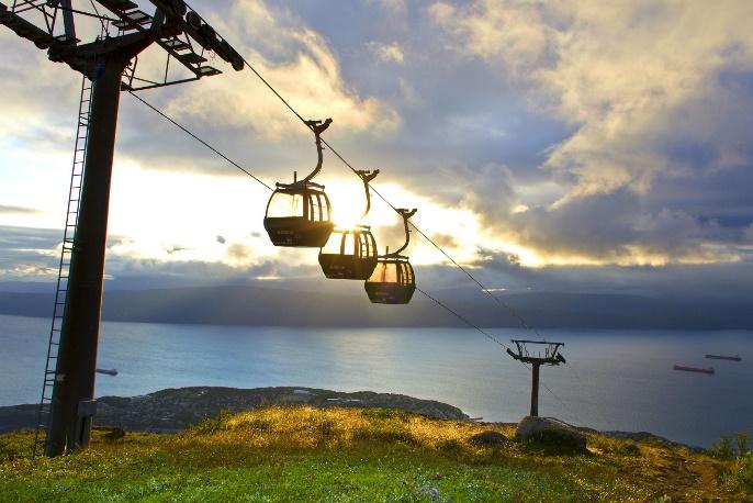 The one-hour trip from the Swedish border to Narvik provides first-rate views of fjords and mountains, with the tracks clawing onto to mountain side.