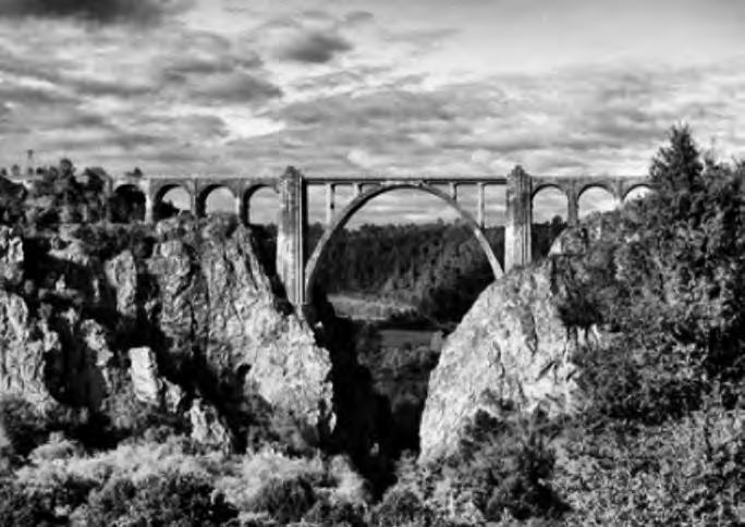 302 Representacións gráficas e literarias de San Xoán da Cova FIGURA 9. Viaducto da liña férrea Santiago-Ourense (1958).