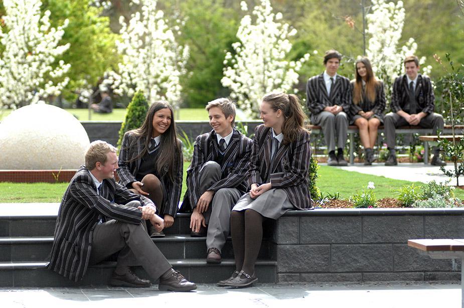 Ivanhoe Grammar Ivanhoe Grammar is home to approximately 500 students and offers state of the art facilities. In 2014 there were 235 students who completed their VCE.