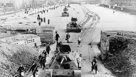 Lennigra d \ During the siege Leningrad Historical context During WWII the German army s made fast advances into the USSR but their progress was slowed when they tried to lay siege to Leningrad.