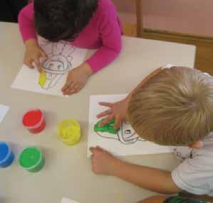 IZ ŠOL in vrtcev Barvanje s prstom Otrokom sem razdelila pobarvanke in prstne barve. Otroci najpogosteje barvajo s čopiči ali barvicami.