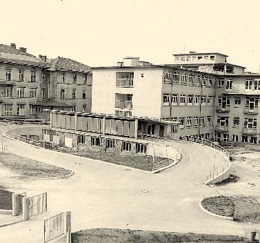 Infektološki bolniki pa so še vedno delno nastanjeni v arhitekturno izjemno lepi Fabianijevi hiralnici iz l. 1904 (levo) in sicer na vzhodni strani stavbe v 1. in 2.
