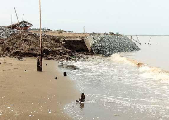 Towards Sustainable Coastal Management and 33 Figure 24: Simply constructed but expensive gabion revetments are unsure in protecting local properties in Bao Thuan commune, Ba Tri District.
