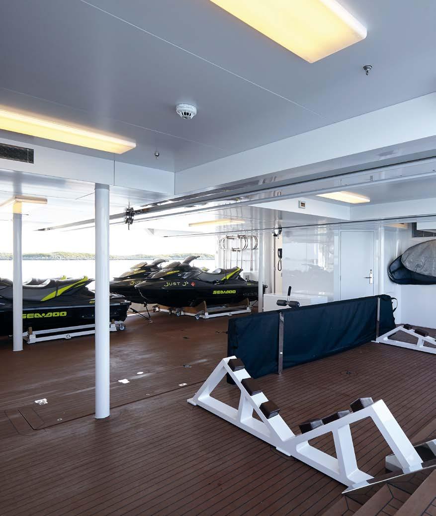 In addition, there is a great deal of additional storage space for watersport gear underneath the garage.