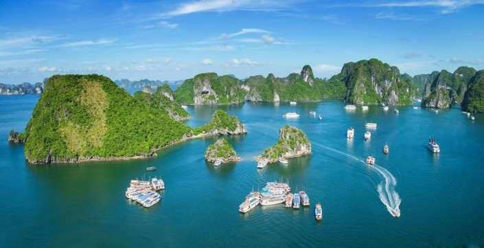 Ha Long Bay Ha Long Bay, in the Gulf of Tonkin, includes more than 3,000 islands and islets, forming a spectacular seascape of limestone pillars.