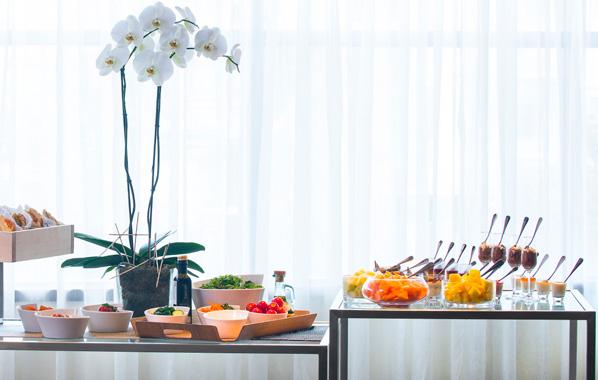 E X P E R I E N C E MEETINGS Experience Meetings is a new Radisson Blu concept for meetings and events that harmonizes the meeting essentials: food and