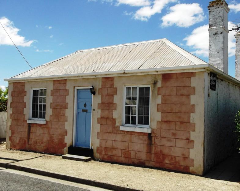 It is thought that they were built in 1864 69 and used as the home and office of the Goolwa Police Officer