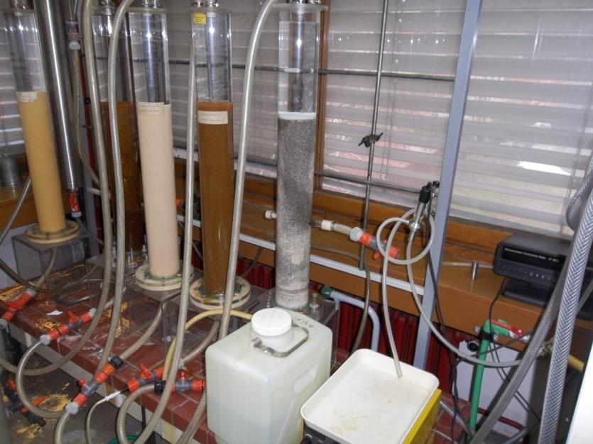 Slika 19. Laboratorijsko postrojenje ionske izmjene Pozornost treba obratiti posebno na slabo kiseli filter, budući da on smanjuje karbonatnu tvrdoću vode.