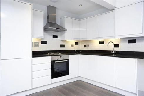 The fully fitted high gloss kitchens feature Quartz Nero Galaxy black worktops with a range of