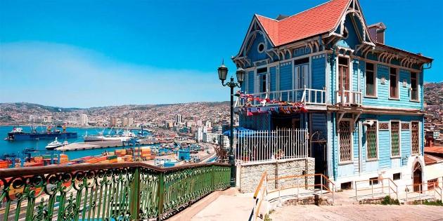Departure 26 October 2019 Departs from Valparaíso, Chile DAY 1 The Jewel of the Pacific Location: Valparaíso, Chile This expedition starts in the colourful and poetic city of Valparaíso.