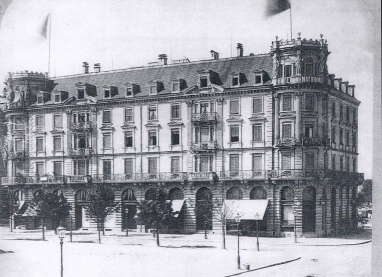 1876 The architects Heinrich Honegger-Näf and Julius Bosshard are building the hotel at 93 Bahnhofstrasse and 7 Bahnhofplatz.