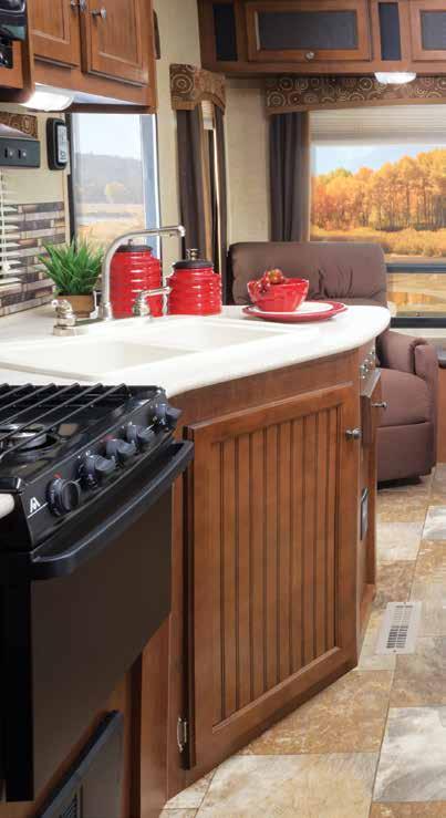 This fifth wheel features everything you love in the amenity-filled Eagle lineup