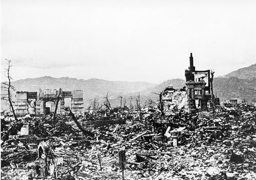 32 Slika 21. Hiroshima 1945. godine Klimatske promjene i sve nestabilniji vremenski uvjeti uzrokuju razaranja gradova uslijed poplava, potresa, požara i sl.