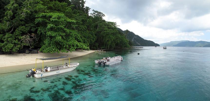scenery, as well as lots of high-quality diving spots in the waters surrounding it.