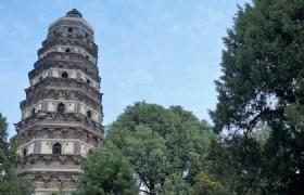 and the many historical sites. Famous historical sites in Tiger Hills include Yunyan Pagoda, Sword Pond, Lu Yu Well and Thousand People Rock. Afterwards, we will go forward to Guanqian Street.