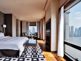 With panoramic views of the famous Bund, the Lujiazui skyline,