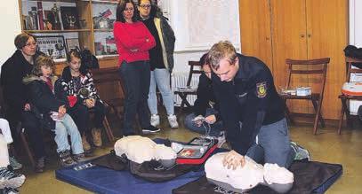 Ker pa naprava sama ni rešila še nobenega življenja, je decembra v gasilskem domu v Dragomerju potekalo izobraževanje za rokovanje z defibrilatorjem oziroma tečaj temeljnih postopkov oživljanja, ki