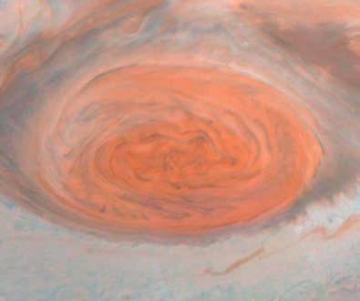 Ova neobična perspektiva, postignuta kombinovanjem snimka u bliskom infracrvenom delu spektra i plavom delu spektra da bi se simulirala fotografija u pravim bojama, prikazuje pogled s letelice Kasini