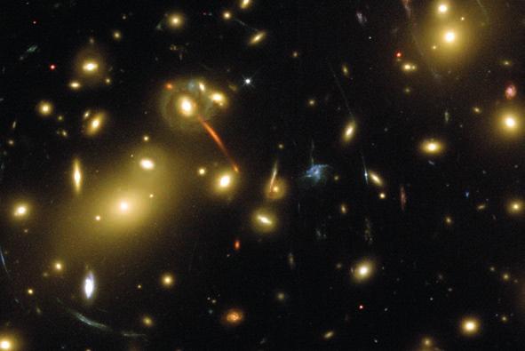 (crveno). Veličina i tačna geometrija izobličenja omogućuju astronomima da izračunaju masu tamne materije u prednjem planu zbog koje se stvara gravitacijsko sočivo koje izobličuje sliku galaksije.