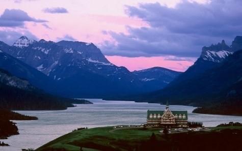 After enjoying the town of Waterton Park and the beautiful lake we will cross the border to our stay for the next two