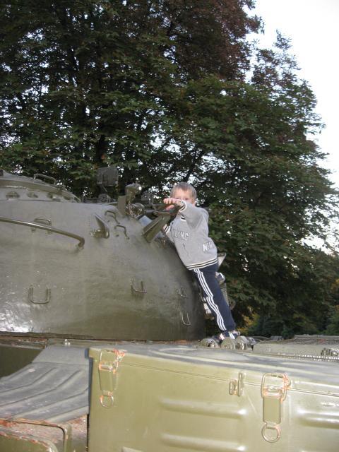 Slika 25. "Vojak sem", igra na razstavljenem tanku v parku Tivoli Ljubljana, Lan, 3 leta (osebni arhiv). Otrok načeloma obožuje vodo.